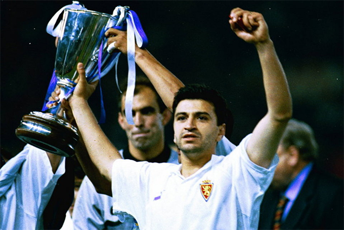 🧵 Hoy, se cumplen 28 años del mítico gol de Nayim.

Todos conocemos el momento, pero, realmente, ¿sabemos absolutamente todo acerca sobre su protagonista?

En este hilo, os cuento su historia. Se agradece cualquier tipo de difusión. 

👇 ABRO HILO👇