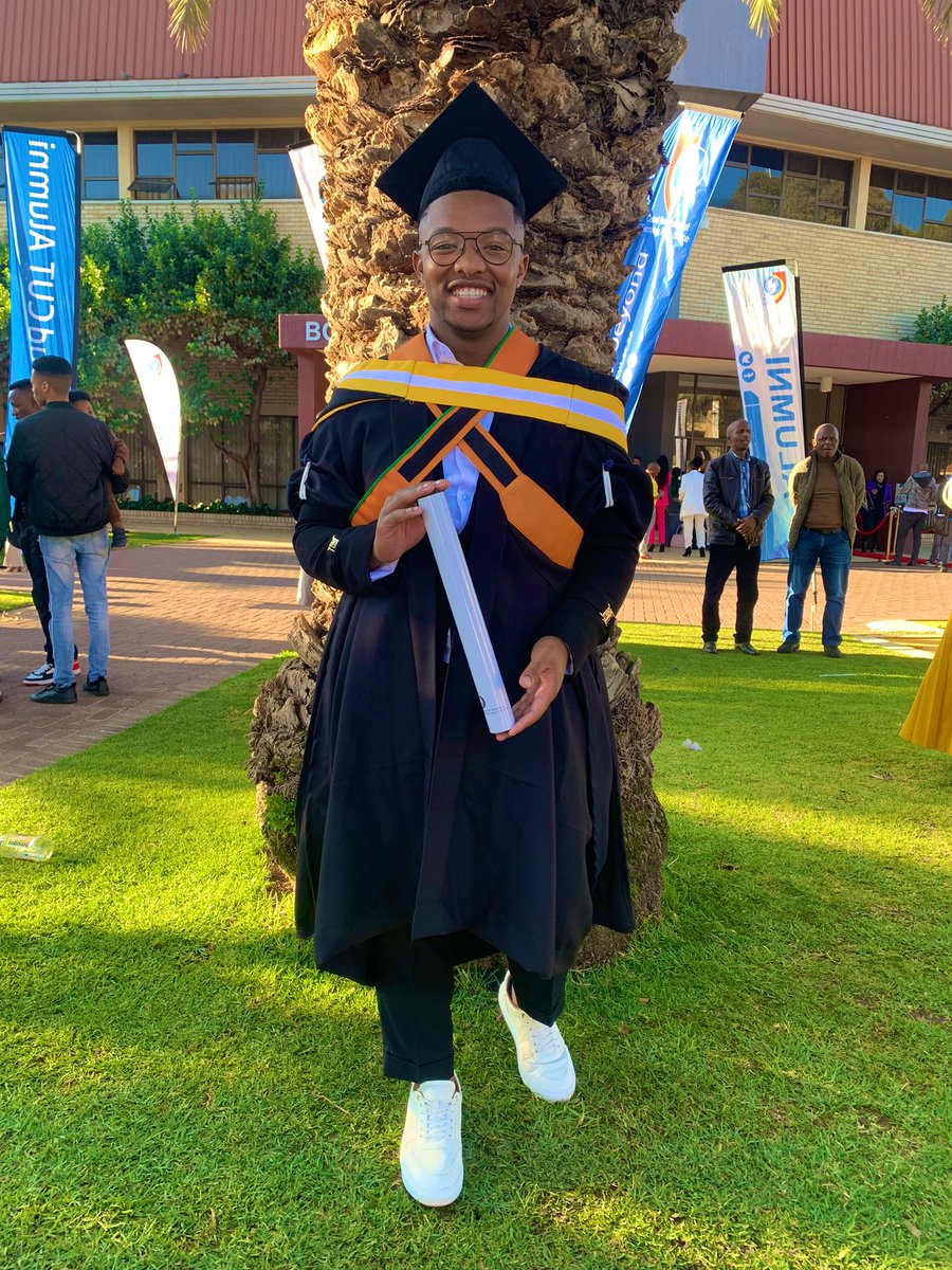 Rori_Ramorena's tweet photo. Start unknown, finish UNFORGETTABLE 🎓
Can’t believe I did that , keleboha Ntate modimo ka bophelo baka 🙏🏽
Yesssss 🤣🤣🤣 I graduated from two institutions within the space of two weeks 🤭 It’s POSSIBLE!
#cutgraduation #graduation2023 https://t.co/xKzJU2ORZg