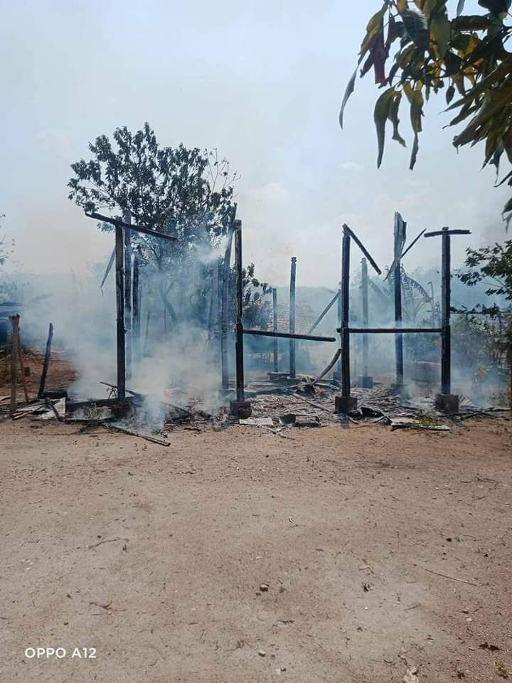 TTFR__Myanmar's tweet photo. These photos show the aftermath of an arson attack committed by junta soldiers in Kyauttine village, Yaytarshay tsp, Bago division on 30th Apr.  #2023May10Coup #China_StopYourHypocrisy #WhatsHappeningInMyanmar https://t.co/VD4751UT2T