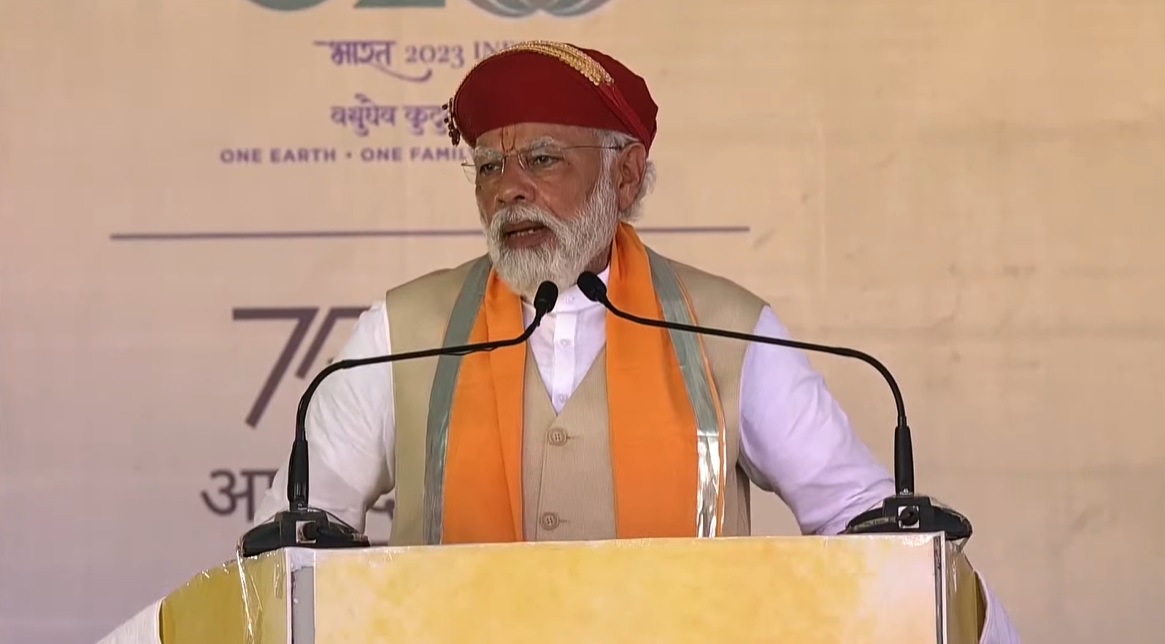 भगवान श्रीनाथ जी और मेवाड़ की इस वीर धरा पर मुझे एक बार फिर आने का अवसर मिला है। यहां आने से पहले मुझे भगवान श्रीनाथ जी के दर्शन का सौभाग्य मिला, मैंने श्रीनाथ जी से आजादी के इस अमृतकाल में विकसित भारत की सिद्धि के लिए आशीर्वाद मांगा है।

- पीएम <a href="/narendramodi/">Narendra Modi</a>