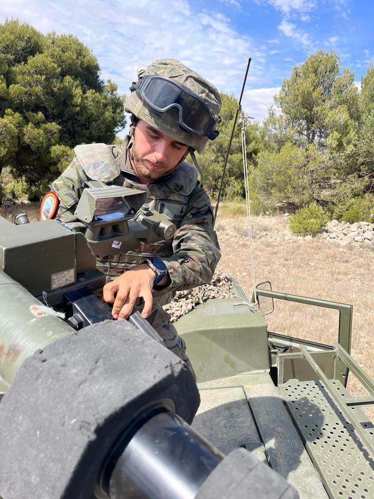 EMADmde's tweet photo. Las unidades del @CGTAD_NRDC_ESP son capaces de hacer frente a amenazas terrestres y aéreas.
La Batería de Defensa Antiaérea del #RACA20 desplegada en el #COPEX23 realiza instrucción con sus sistemas de misiles Mistral apoyados por su radar Raven #MOPS @EjercitoTierra https://t.co/T3SlKsDdkz
