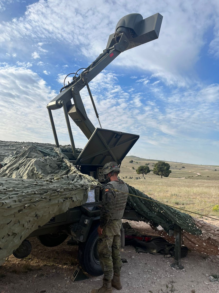EMADmde's tweet photo. Las unidades del @CGTAD_NRDC_ESP son capaces de hacer frente a amenazas terrestres y aéreas.
La Batería de Defensa Antiaérea del #RACA20 desplegada en el #COPEX23 realiza instrucción con sus sistemas de misiles Mistral apoyados por su radar Raven #MOPS @EjercitoTierra https://t.co/T3SlKsDdkz