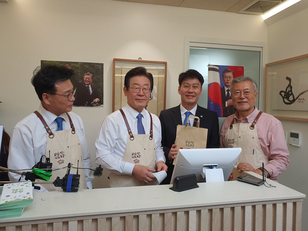 누구를 위한 방문인가?

당분간 정치인을 만나지 않겠다던
문재인 대통령을 스토커처럼 따라가
노골적으로 사진찍고 홍보해대는 것이
과연 누구에게 도움이 될 까?

국민과 당원은 이재명대표가
박광온 원내대표와 함께
서둘러 책방을 방문한 이유를 
소상히 알고 있다.

적당히 하자.

ㅠㅠ