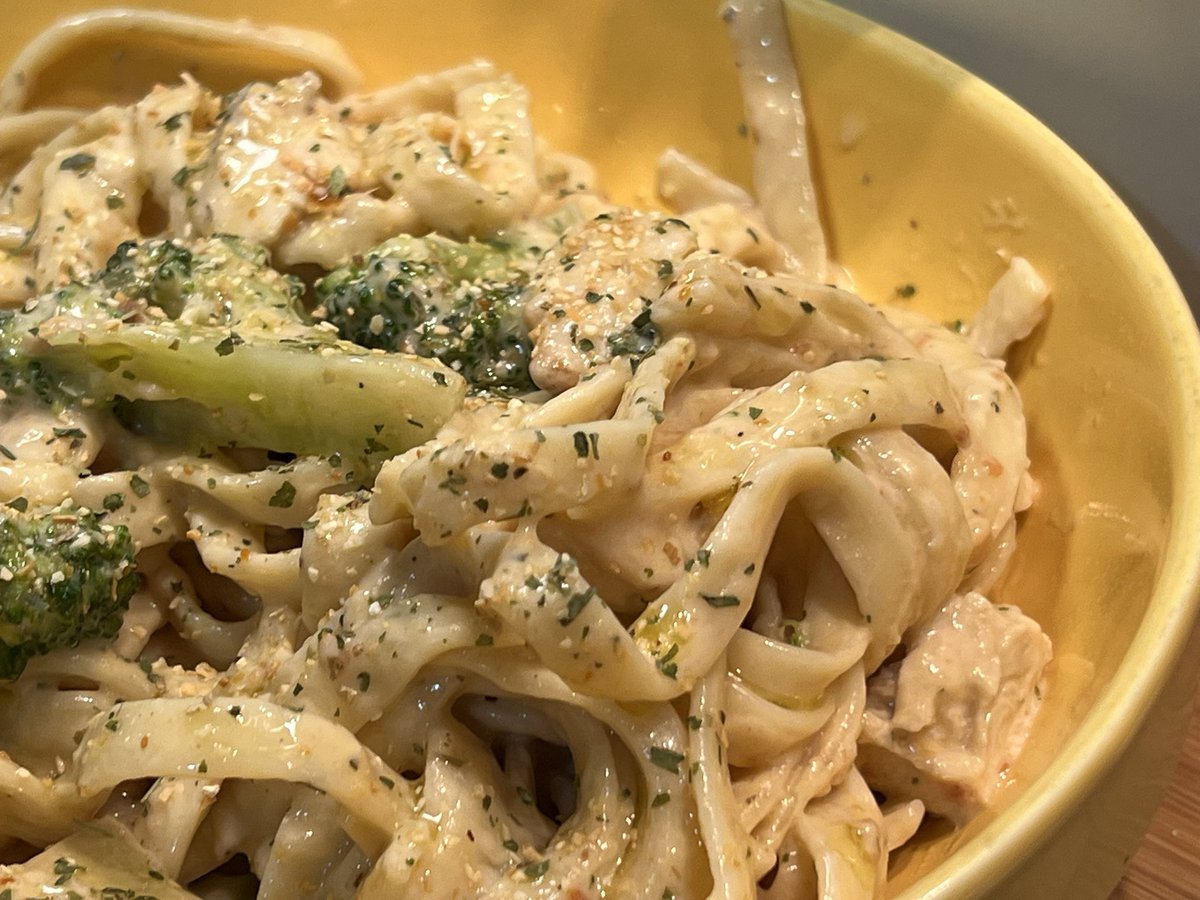 mmawifey's tweet photo. π His Dinner π½οΈπ
#hisdinner #pasta #chickenalfredo #broccoli #eats
ππ»ββοΈ: @ChrisPecero https://t.co/1dKW7kIhq6