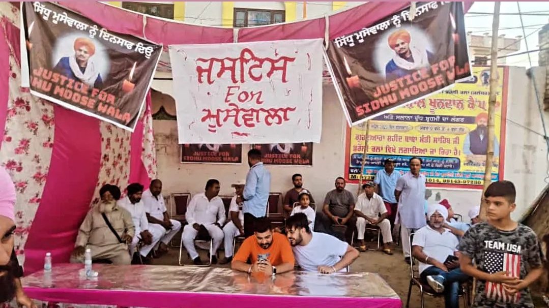 Officialsimra's tweet photo. Polling Booth with banners of Sidhu MooseWala Village Daroli Kalan (Jalandhar) #Jalandharbypoll
@officeofssbadal @RajaBrar_INC @Partap_Sbajwa @KangMalvinder https://t.co/GeGnRsHMCJ