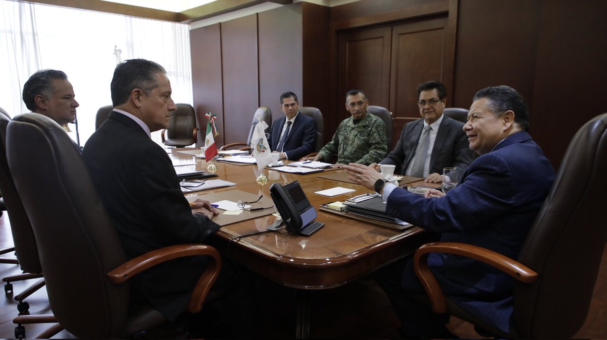juliomenchaca_'s tweet photo. Trabajamos en coordinación con el gobierno federal para asegurar la paz de las y los hidalguenses. 

Llevamos a cabo nuestra reunión semanal de seguridad junto al Comandante de la 18va Zona Militar, General Juan José Gomez Ruiz y el delegado de la @FGRMexico en Hidalgo, Gerardo Vázquez Alatriste, en la que revisamos los datos de la última semana en el ataque frontal a la inseguridad.

#PrimeroElPueblo