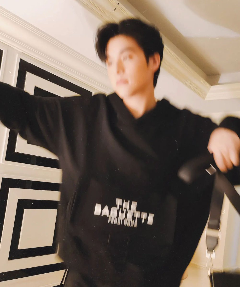 SWongraveeBR's tweet photo. 📸 090523 — Atualização do Sky em sua conta do Instagram (skywongravee).
╰► Fotos para @Fendi - Marc Jacobs X FENDI

#skywongrave https://t.co/H98mxYQm0F