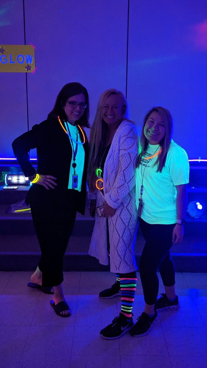 Ms_Chernitska's tweet photo. Let’s Glow! Fry Foxes overfilled the bucket by showing the Fry Fab 4 🦊 We have a ✨bright ✨ bunch! #ipsd204 #fryelementary https://t.co/2waf44huvt