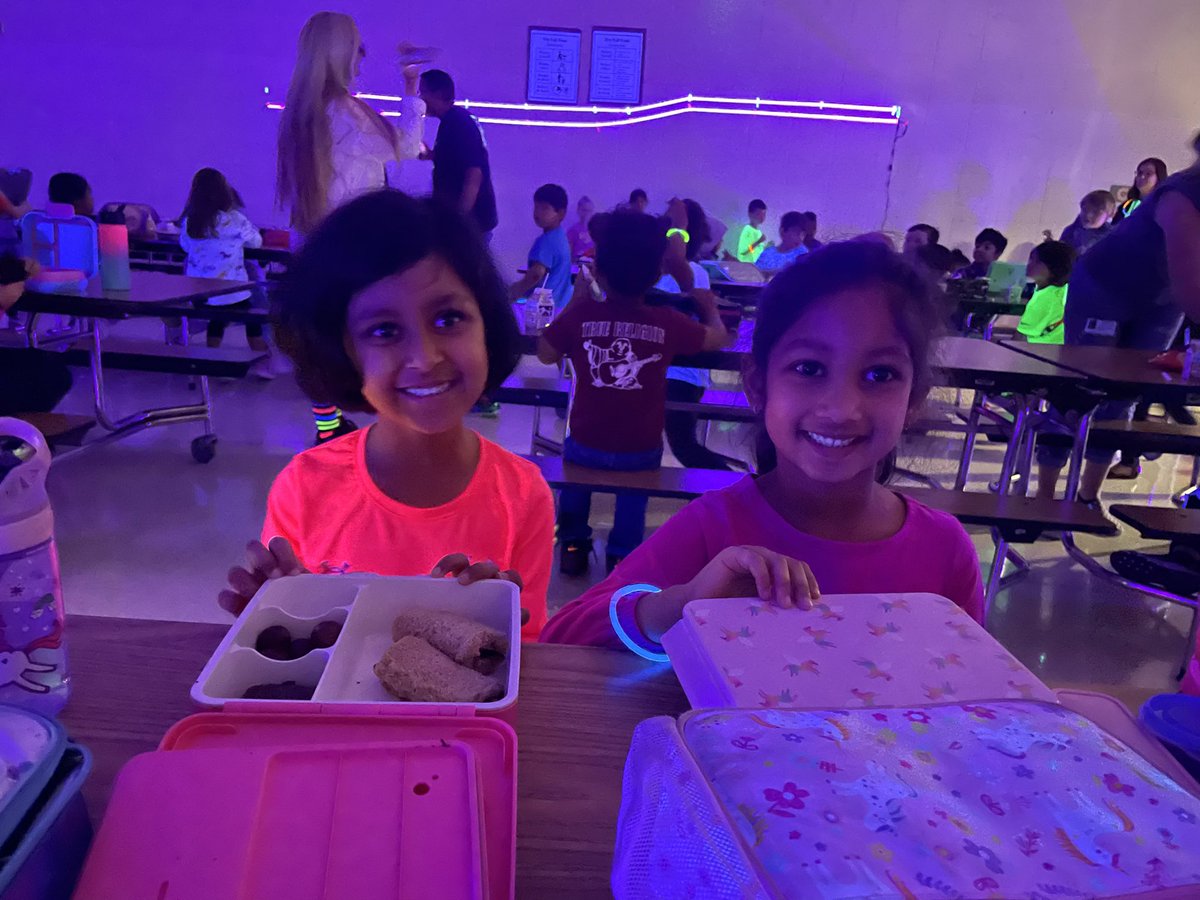 Ms_Chernitska's tweet photo. Let’s Glow! Fry Foxes overfilled the bucket by showing the Fry Fab 4 🦊 We have a ✨bright ✨ bunch! #ipsd204 #fryelementary https://t.co/2waf44huvt