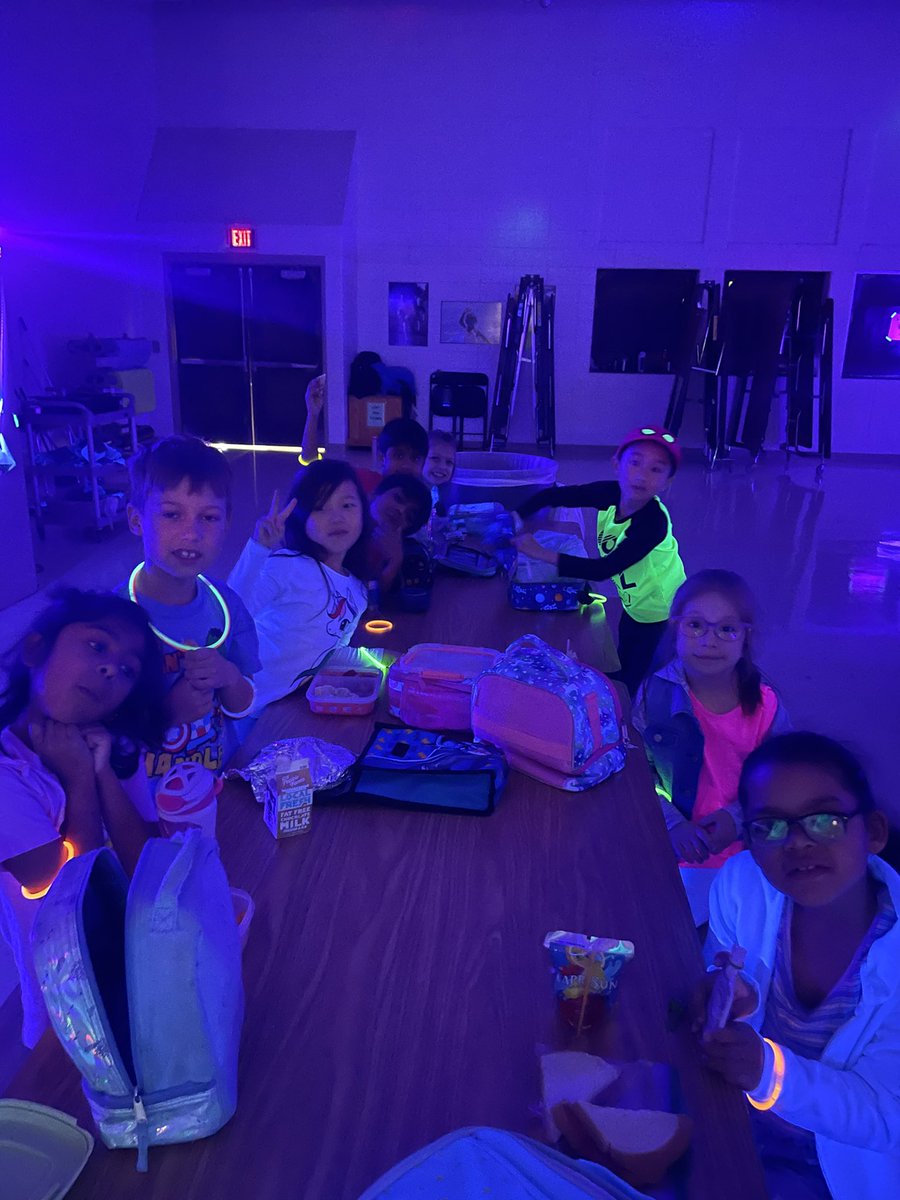 Ms_Chernitska's tweet photo. Let’s Glow! Fry Foxes overfilled the bucket by showing the Fry Fab 4 🦊 We have a ✨bright ✨ bunch! #ipsd204 #fryelementary https://t.co/2waf44huvt