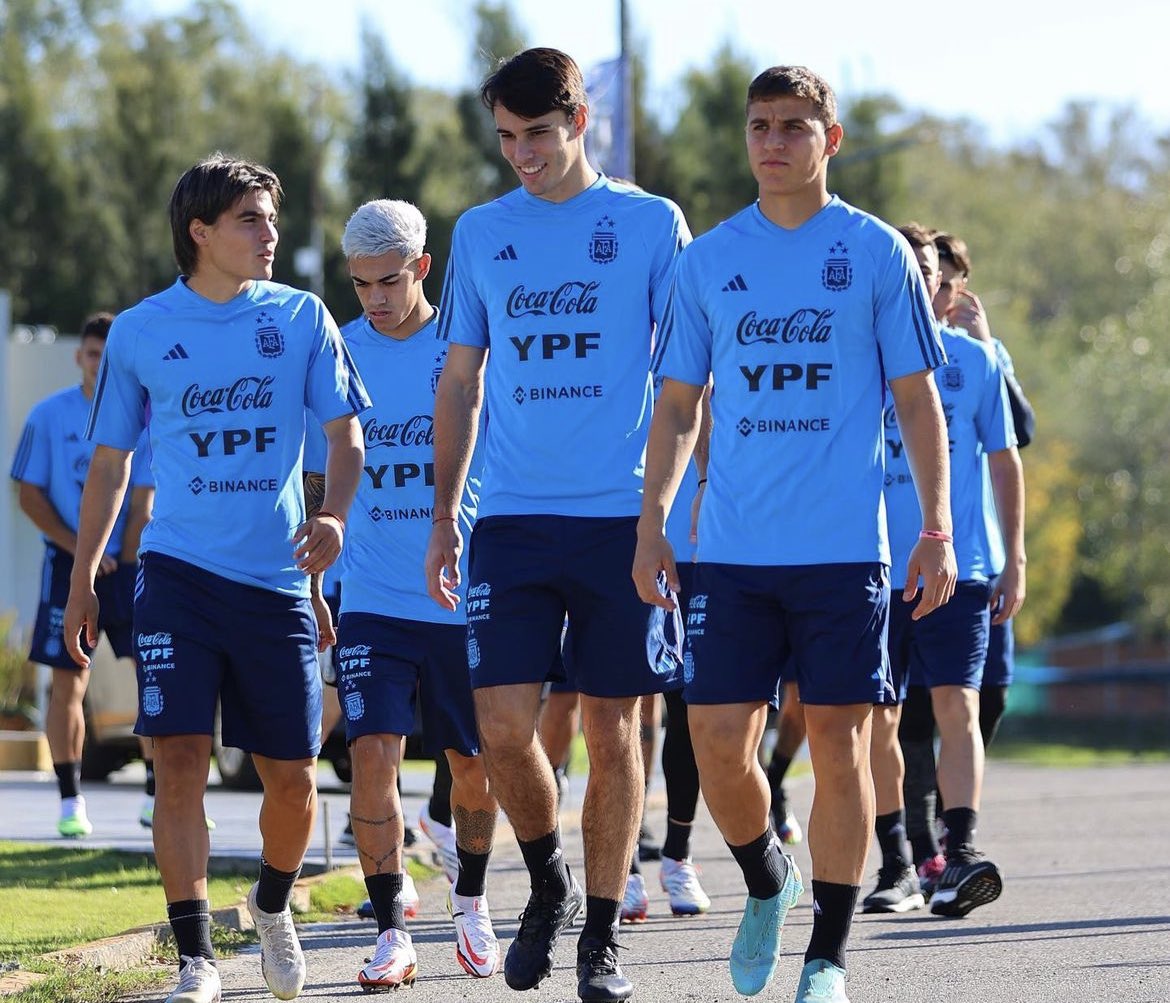 info_1889's tweet photo. #OrgulloCanalla| 💪🏽🇦🇷Alejo Veliz y Gino Infantino tuvieron el primer entrenamiento con la Selección Argentina Sub 20, de cara al mundial, que será del 20 de mayo al 11 de junio. https://t.co/hY7dNpbmzE