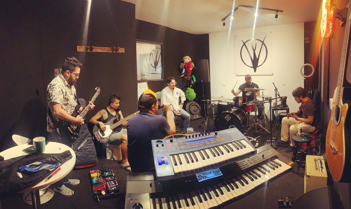 MaePelacat's tweet image. En ensayo con @viernesverde 

🔥🔥🔥🔥🔥

#viernesverde
#keyboardplayer