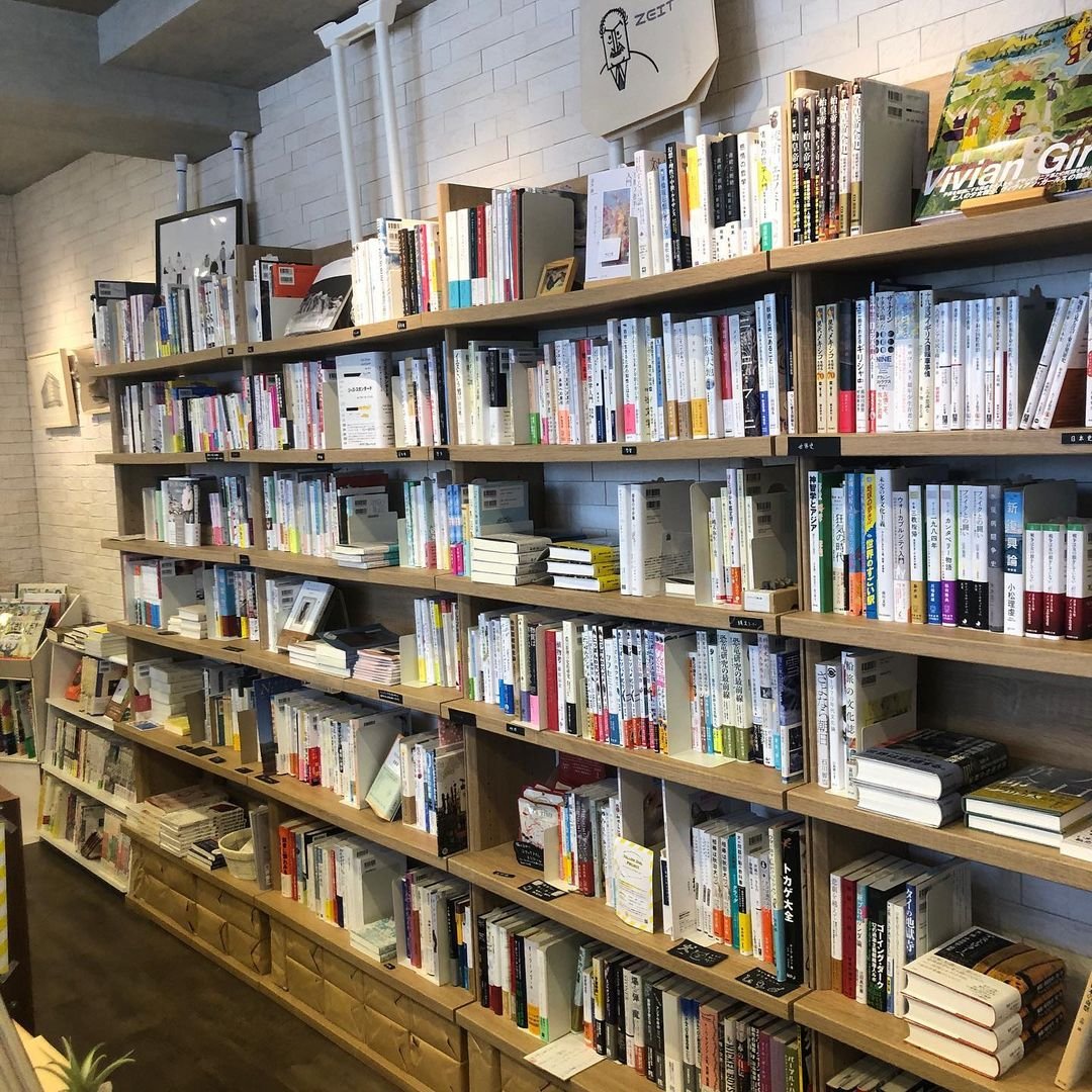 Na_db_dh's tweet photo. "In every book, there's a new world to explore. If you don't read it, you'll never know it exists."#JapanischeBuchhandlung
#Japan #Buchhandlung https://t.co/XiwRpmqf73
