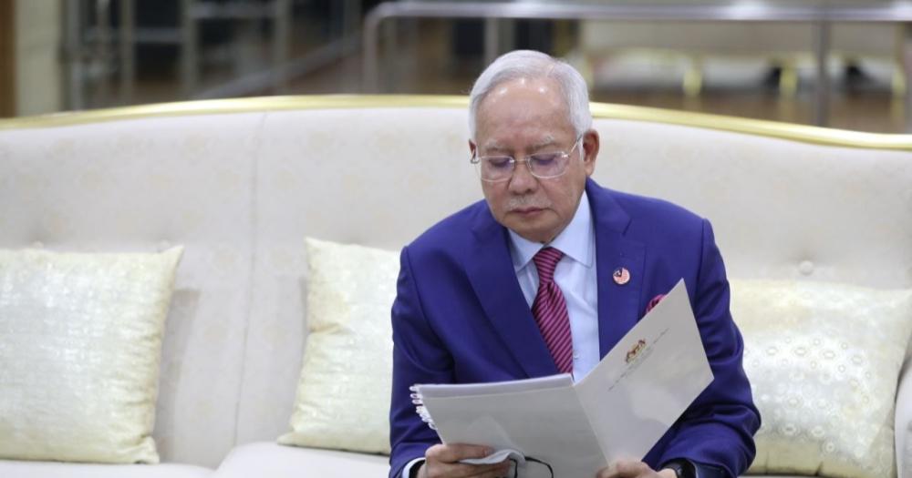 MothershipSG's tweet photo. Najib gets 2-day MC for diarrhoea, 1MDB corruption trial postponed https://t.co/Rx4eMXTg6w https://t.co/LkgbLF9y11