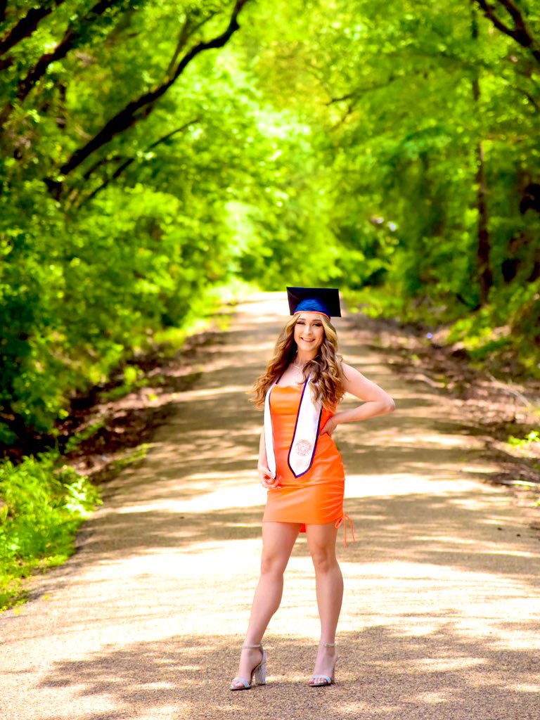 madison1032's tweet photo. Now it’s hotter by one Degree. 🧡💙🧡proud to be a 2023 UT Grad💙🧡💙 https://t.co/kORuJaax4M