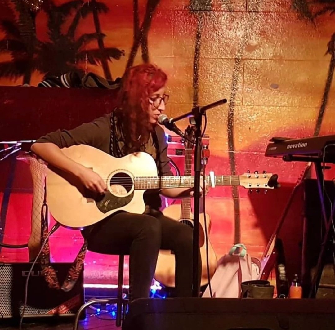 zoefromearth's tweet photo. Throwback to my red dreads era ❤ gig at folkswagon
Dreads thanks to @one_mile_smile_creations 👌
Sometimes I miss them, but then I brush my hair and remember why I cut them all off 👻
#redera #reddreads #throwback #zoback #musicphoto #livemusic #nomadera #memories #dreads https://t.co/3s9yBYND3P