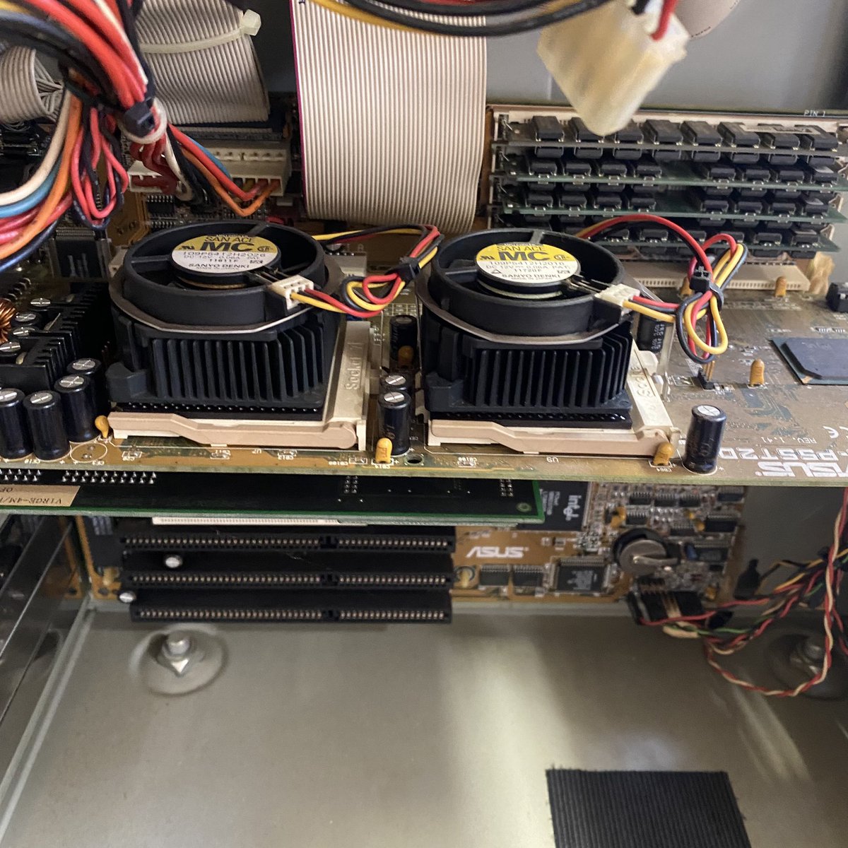 td_service's tweet photo. 白いケースを出して、ひとつづつ確認してたら、捨てたと思ってたSocket 7のDual CPUマザーが出てきた！！
探していた宝物を発掘できて嬉しいので、RTで祝福してくださいね！

#ASUSTeK
#P65UP5
#P55T2D
#Socket7
#DUALCPU https://t.co/dljnSOYhTJ