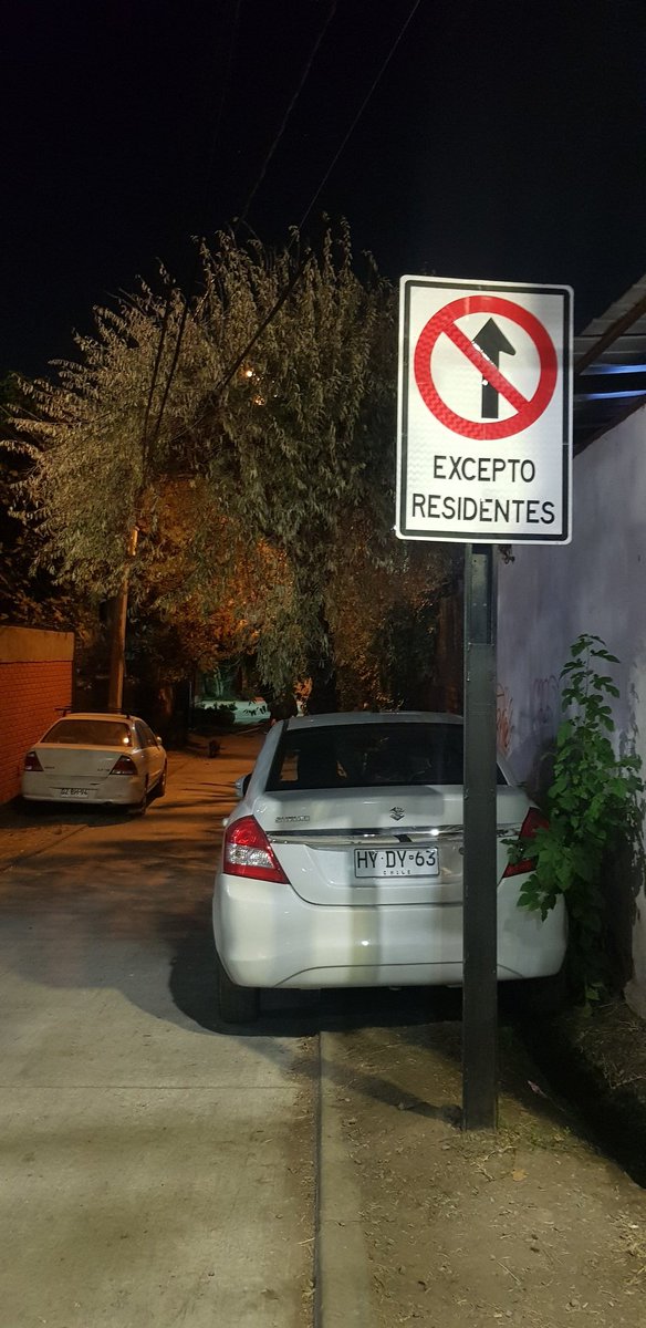 Seghtia's tweet photo. @rodolfocarter @MuniLaFlorida  vehículos no pertenecen a residentes, bloqueando única entrada y salida. Además de que uno tiene traba ruedas con candado.
Pje botacura con av la Florida. https://t.co/6toXvpRHhb