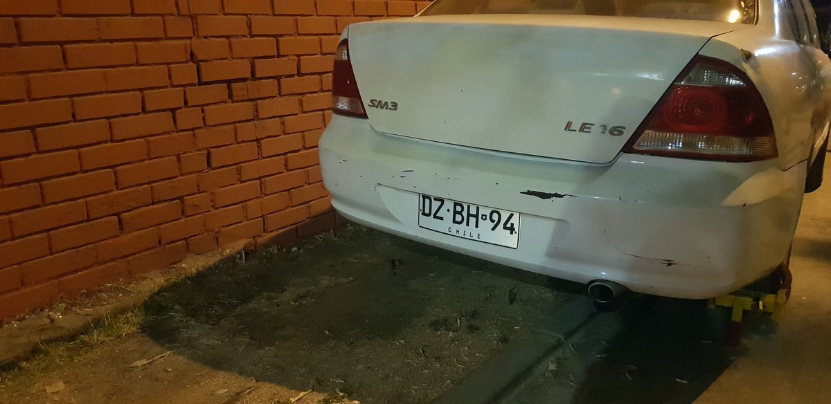 Seghtia's tweet photo. @rodolfocarter @MuniLaFlorida  vehículos no pertenecen a residentes, bloqueando única entrada y salida. Además de que uno tiene traba ruedas con candado.
Pje botacura con av la Florida. https://t.co/6toXvpRHhb