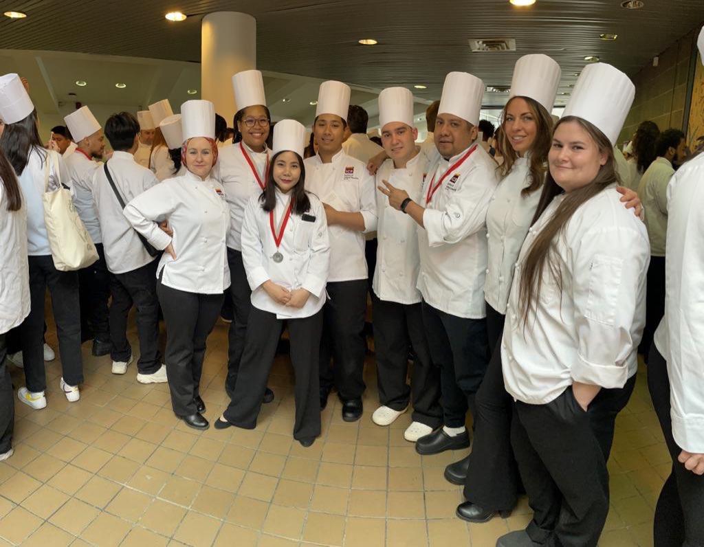 SuriPooraya's tweet image. I made it! 
Graduated from one of the best culinary school in the USA with Top Toque Award, chosen by the faculty to honor the highest academic achievement!
I’m so proud of myself for working hard and never let anything stop me! 

#ICEculinary
#Veteran 
#WomenLifeFreedom