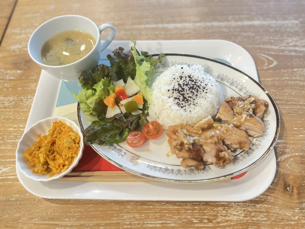 本日のランチ
油淋鶏 美味しそう(∩´∀`∩)💕

単品 1000
ドリンク付 1250
デザート付 1400