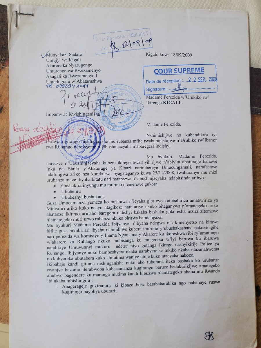 SadateMunyakazi's tweet photo. #SadatelifeSTORY #P36
#Life after the genocide against #Tutsi94,
Nkuko nababwiye nyuma yo kwandikira Nyakubahwa Perezida wa Repubulika nahinduye amazina kubera impamvu z'Umutekano wanjye, ibintu byahinduye isura pe.
Mbibutse ko Inama Njyanama yatumijwe ndetse ikitabirwa n'uwari Gouverneur w'Intara y'Amajyepfo #NdayisabaFidèle, umurongo w'ibyigwa gusuzuma ibibazo biri mu Karere ka Ruhango.
Nkuko nababwiye natereye akajisho ku nyandiko Ndayisaba yitwaje mbonaho ya baruwa yanjye (nako ya Habimana Jean Paul) yari yanditseho ibintu ntabashije gusoma, gusa kuko atari we nari nayandikiye nkaba ntari namuhaye na Copy, nahise numva neza ko #NdayisabaFidèle ari intumwa.
Abanciraga akobo bagiye imbere y'Inama Njyanama batanga ibisobanuro ariko rwose ntibyumvikanaga. Nk'Umujyanama nabahase ibibazo, ibi ubwabyo kuri njye numvaga ari intsinzi ikomeye.
Nyuma y'umwanya mu nini w'ibisobanuro abayobozi basezerewe ku mirimo yabo harimo nawa Exécutif, nubwo hari ababigendeyemo nka Vice maire affaire économique, n'uwa affaire sociale, abayobozi ( Directeurs ku Karere benshi nabo ntibasigaye), DPC Freddy utaranyoroheye nawe yaje gusezererwa muri POLICE.
Ibi bimaze kuba numvise ku bwanjye bihagije, numvise ko iteka UKURI gutsinda IKINYOMA, nyuma y'amezi 3 abo bayobozi birukanwe, nanjye naje gusezera mu nama Njyanama kugira ngo nite ku rubanza rwanjye, cyane ko wari umwe mu mitwaro nikorejwe nta yiteguye.
Urubanza mu mizi rwahereye mu rukiko rw'ibanze rwa Ruhango, nari narafashe ibitabo by'amategeko ndasoma, nafashe ibitabo by'abahanga mu mategeko bikomeye ndabisoma, nkora ubushakashatsi hirya no hino, naje kwitaba urukiko ndisobanura karahava, urubanza rwamaze iminsi 2 ruburanishwa kuva saa mbiri kugera saa kumi n'imwe, mpagaze imbere y'umucamanza sinemerewe kwicara, abashinja bo bafite Intebe nziza, gusa ibi byose ntibyanca intege,ubushinja cyaha bwansabiye guhamwa n'ibyaha 3 urukiko rukampanisha igifungo cy'imyaka 10, nanjye nsaba urukiko kungira umwere kuko ndengana.
Umucamanza ( wari na Perezida w'urukiko) apfundikiye urubanza iburanisha agiye kwiherera akazasoma urubanza nyuma y'iminsi 30, iminsi yarashize tujya gusomerwa, amasengesho menshi, gutakambira Imana ngo izambere Umucamanza nibyo nashyiraga imbere.
Mpagaze imbere y'umucamanza nawe ahamagara abanshinjaga bose bahagaze iruhande rwanjye, asomye imikirize y'urubanza yemeje ko ibyaha 3 naregwaga n'ubushinjacyaha nta na kimwe kimpama, gusa Umucamanza yemeza ko nasuzuguye amabwiriza ya Minisitiri bityo ngomba kubihanirwa nkafungwa amezi 2 muri Gereza.
Benshi bati uratsinze, amezi 2 uzagende uyafungwe ntacyo bitwaye bati kuko ushobora kujurira bakakongerera igihano, nanjye nti sinakwemera kurengana nzakomeza mparanire uburenganzira bwanjye, narajuririye cya gihano cyo gufungwa amezi 2 nari nahawe.
Abari barangeretseho urusyo bari baracitse intege ariko ubugome bwo ntaho bwari bwaragiye, batangiye ibindi binyoma bavuga ko ntanga ruswa, nanjye nandikira Perezida w'urukiko rw'ikirenga ngaragaza ko abo tuburana bakoresha ibinyoma bagonganisha Ubutegetsi nyubahiriza tegeko n'ubutegetsi bw'ubucamanza bakabikora bandikira inzego zinyuranye baharabika abacamanza ngo nabahaye ruswa.
Mu bujurire mu rukiko rwisumbuye rwa Muhanga, inteko y'abacamanza 3 yaroherejwe, maze nsaba kwiburanira (nta fite unyunganira), urukiko rurabinyemerera, iburanisha riratangira maze amategeko ndayamanuka sinakubwira, abashinjacyaha 2 nabo si ukunshinga karahava, iburanisha ryarapfundikiwe maze nyuma y'iminsi 30 rirasomwa, inteko y'abacamanza 3 bari boherejwe mu rubanza rwanjye bati MUNYAKAZI SADATE n'umwere ku byaha byos aregwa.
Amashimwe ataha iwacu, umucyo utsinda umwijima, ikizere cy'ubuzima kiragaruka, yari inzira ndende ariko nayiciyemo nubwo atari amahitam yacu.
Exécutif yaje kwitaba Imana nyuma y'Umwaka 1 akaba ariyo mpamvu nta vuze amazina ye, gusa aruhukire mu mahoro.
Reka nsoze ngira nti IMANA YARANYIYERETSE KUKO BYOSE BYARI KU BWAYO, #SINZAYIVAHO.
#SadatelifeSTORY
To be continued...