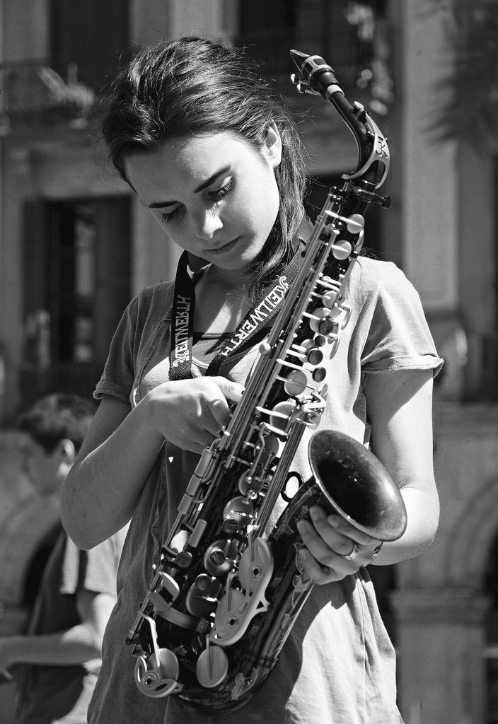 Andrea Motis: an upward trajectory
Andrea Motis (Barcelona, May 9, 1995) —singer, composer, trumpeter and saxophonist— is one of the most internationally renowned Spanish jazz artists. At the age of eleven she joined the Sant Andreu Jazz Band, and at fourteen she recorded her