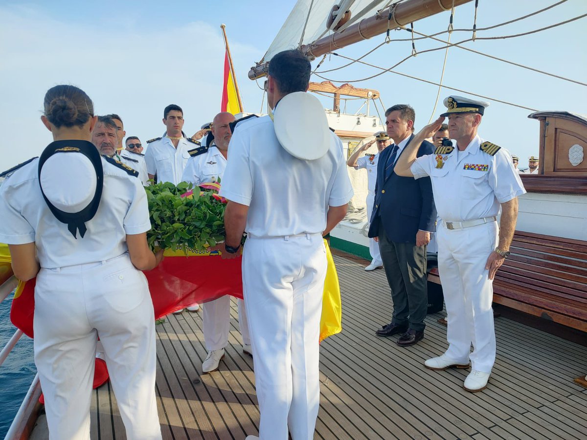 JAL_1966's tweet image. Concluye la jornada y la escala en Colombia con un homenaje en el mar a los casi 600 héroes caídos en la batalla de Barú (1708), entre tripulantes, pasajeros y el virrey del Perú, que descasan para siempre en la tumba submarina del galeón San José. 
@MAECgob 
@Defensagob