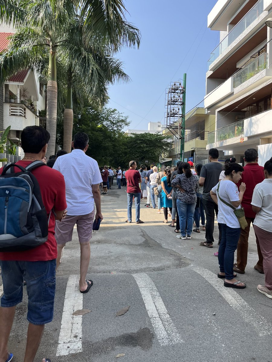 AVVS11's tweet photo. Completed the sacred duty of voting . Good to see so many waiting for hours to cast their vote . https://t.co/wXq1TVUDhv