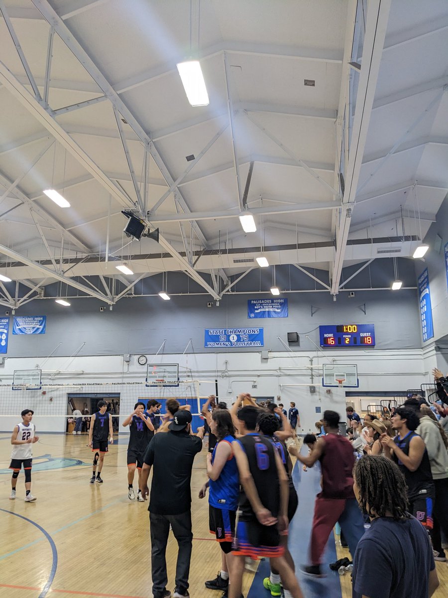 Uni VB Boys lead 18-16 (set 2). Pali leads the match: Pali 1 -0 sets
#utownvb #urownvolleyball