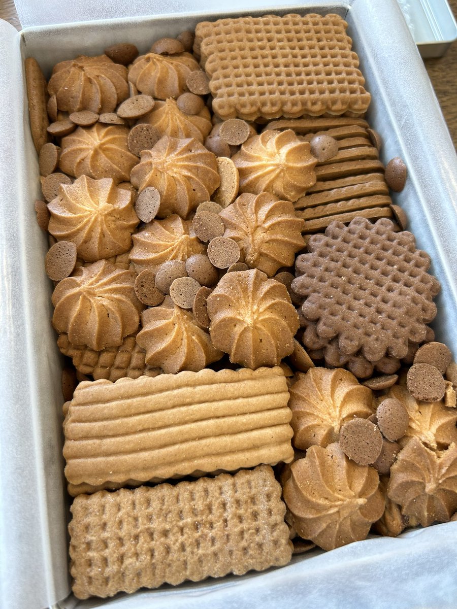 一年前に注文した、村上開新堂のクッキーが来たあああああああ！！！
一年前の自分よ、ありがとう！

お高級な希少クッキーをいただいちゃうぞーい！

素朴うまいな！ https://t.co/iCyTfDJQj8