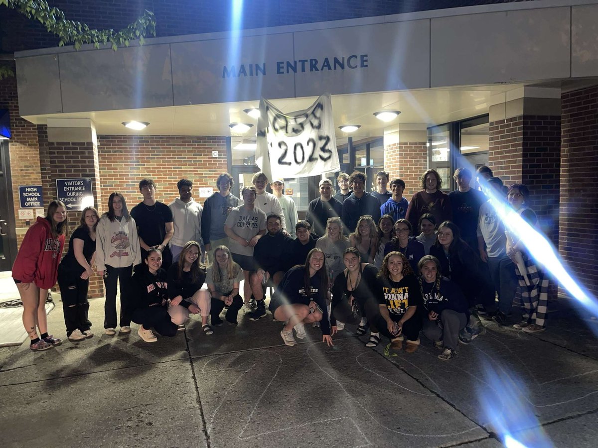 KHS_classof2023's tweet photo. PEACE OUT KHS✌️CLASS OF 2023 IS OUT https://t.co/C1UW22d9ES