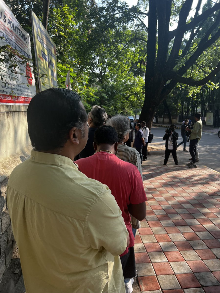 RajeevRC_X's tweet photo. 1 first time voter , 2 veteran voters from my family - in the long line to vote in BTM Layout, Bengaluru

Pls come out n exercise ur duty as citizen n cast ur vote 🙏🏻🙏🏻

#KarnatakaElections 
#NannaVoteModige 
#KarnatakaVotesForBJP https://t.co/8mjIGjNimQ