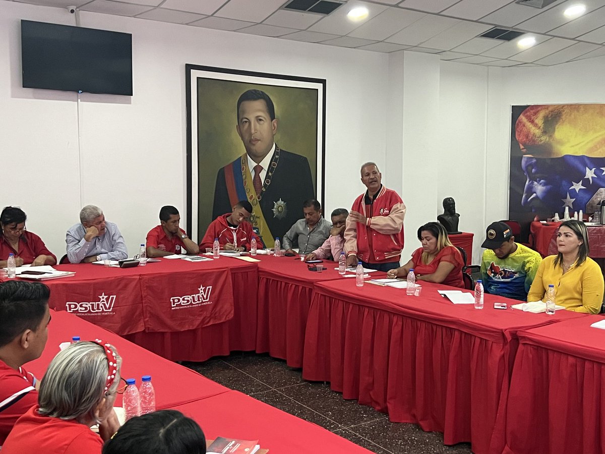 eduardopiate2's tweet photo. En la reunión del equipo político estadal del ⁦@PartidoPSUV⁩ recibimos el saludo de ⁦@nicmaduroguerra⁩ integrante de la Dirección Nacional del Partido. Hoy abordamos temas de la coyuntura, un informe del sistema eléctrico en el estado y varios informes sectoriales https://t.co/azBYTvaNm7