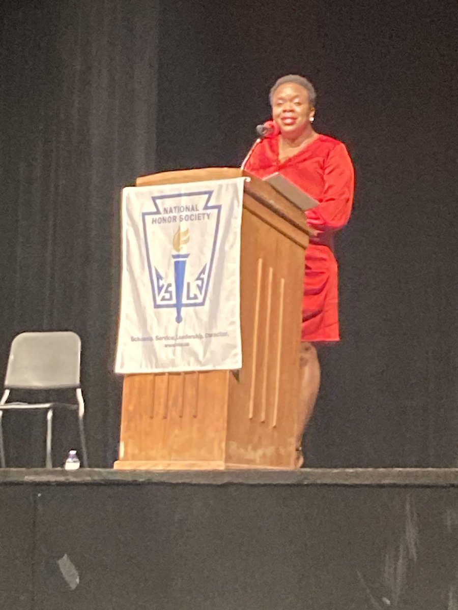 CRWashingtonHS's tweet photo. Congratulations the ￼newest members to the Adastra Chapter of the National Honor Society! Thanks to keynote speaker, LeShawn Smith, owner of Shawnniecakes Bakery. Congrats to all for honoring the 4 pillars of scholarship, character, leadership, &amp; service.  #TheWarriorWay https://t.co/s0EQFAf18l