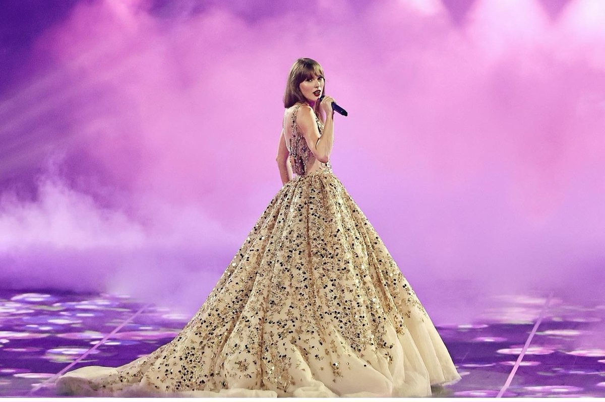MandyHasFaith's tweet photo. @swiftiesister13 I have 2 favorite outfits!!! But if I really have to choose, Enchanted dress 😍 https://t.co/96U2lictHS