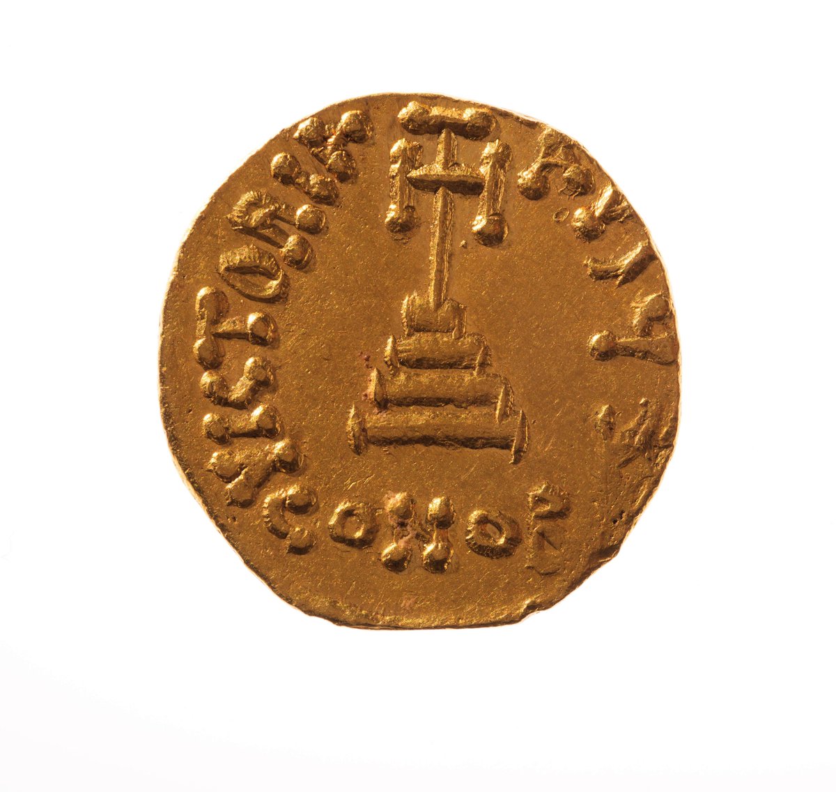 MacquarieMuseum's tweet photo. Rolling with #numismatic focused content, our next #objectoftheday is U620. 

A gold solidus minted in #Constantinople, modern #Istanbul between 654 - 659 CE and features the busts of #Constans [left] and #ConstantineIV [right]. The reverse depicts a cross-potent on three steps. https://t.co/peTr4cLrvY