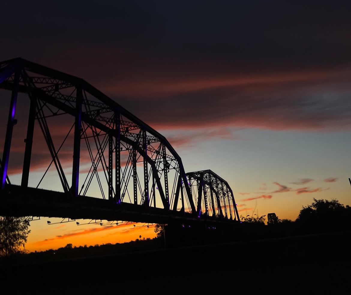 Espectacular foto de nuestro emblemático Puente Negro en #Culiacán, símbolo de progreso y modernidad. Un verdadero icono Culichi. 

¡Feliz noche de #martes!