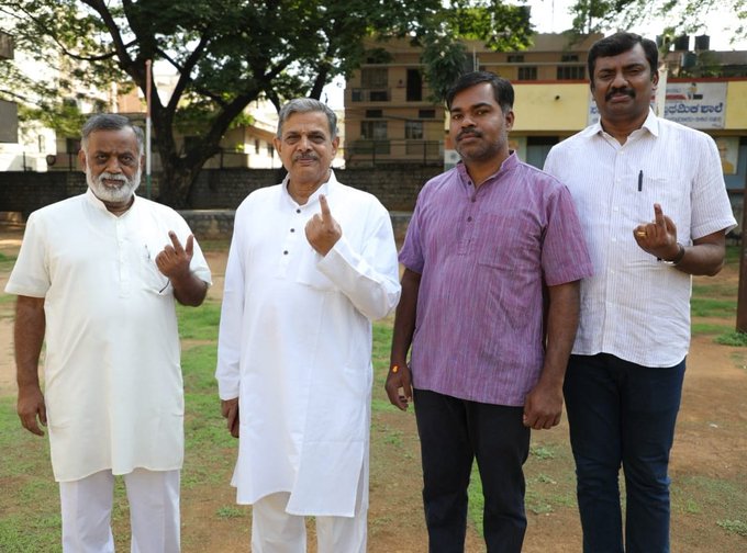 Bengaluru. RSS Sarkaryavah Dattatreya Hosabale Ji casts his vote at Govt Girls Model Primary and High School, Sheshadripuram. 10 May, 2023