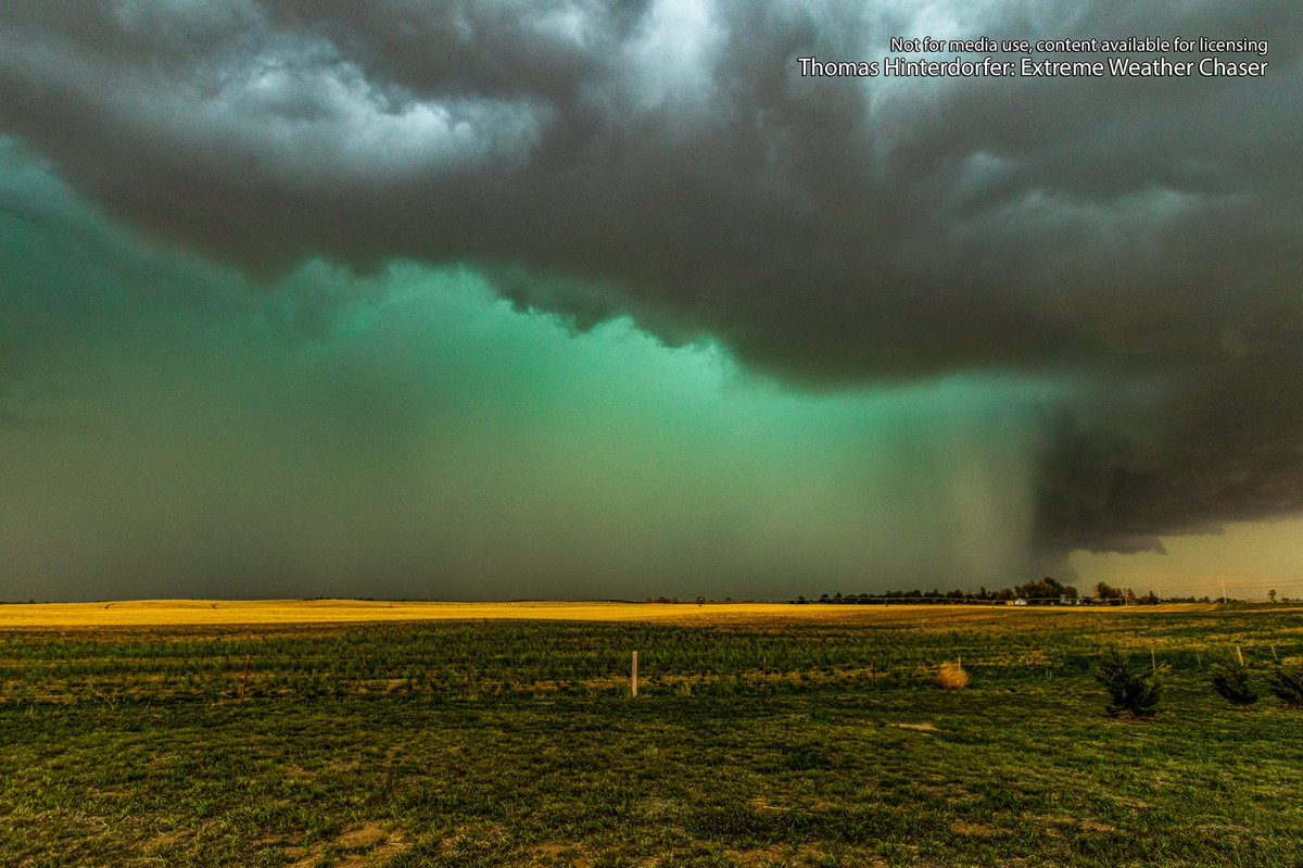 hinto62's tweet photo. This was the view as #Larned, Kansas was impacted by a high-precipitation #supercell yielding baseball to possible softball size hail this afternoon. The green and aqua hue of the precipitation core was mesmerising. #kswx https://t.co/FXkFrxAbLo