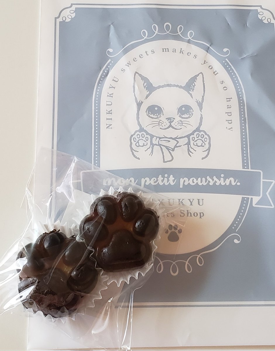 CoCo06002596's tweet photo. 可愛い~😆
肉球カヌレ🐾
食べるのもったいない
#monpetitpoussin
#肉球
#カヌレ https://t.co/a8z8laoAX7