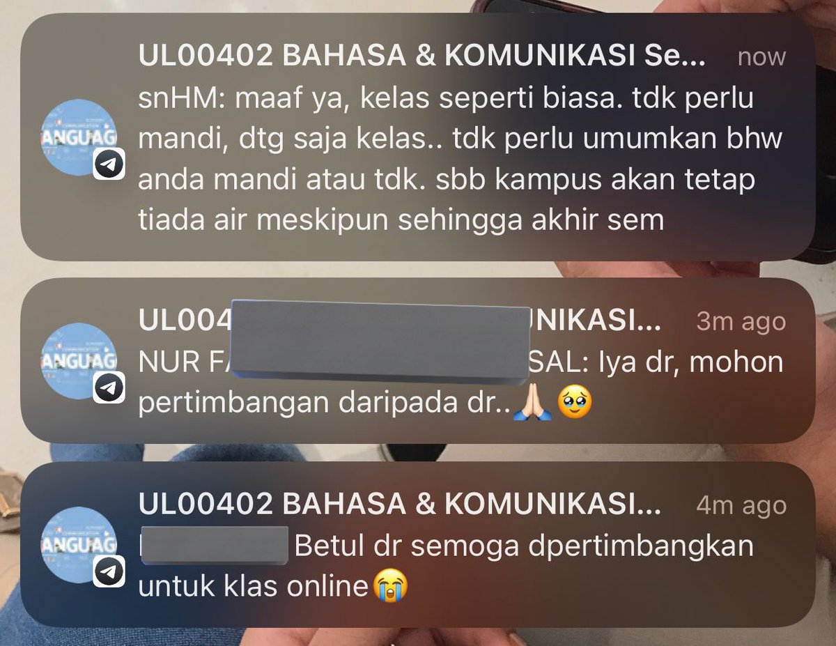 BalqisFazamy_'s tweet photo. Weh kesian ye adik aku. Kolej dia lama gila takde air. Lepastu ni respon one of the lecturer. Air bukan saja guna nak mandi weh. Amik wudhuk, cuci berak kencing, pastu perempuan kalau period adoiyaiii penderaan kemanusiaan namanya ni! https://t.co/3BmpxnJzfR