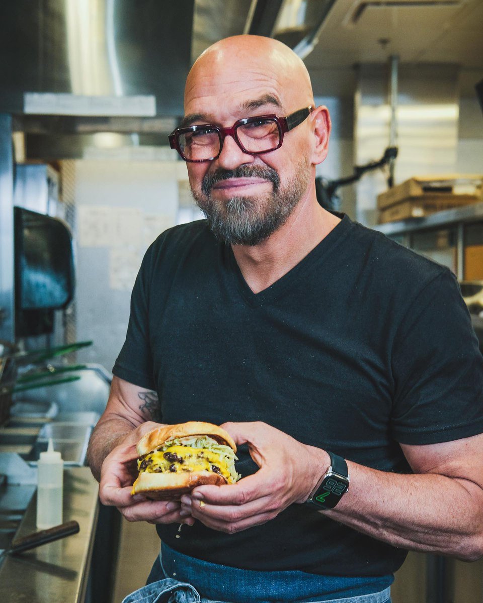 What a Star studded celebration 🤩 welcome Michael Symon’s Mable’s BBQ  @chefsymon to the Las Vegas Food & Wine Festival @palms #LVFW #IronChef #jbfa #beardfoundation VegasFoodAndWine.com