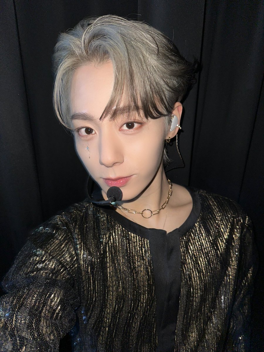 official_ONEUS's tweet photo. [#환웅]
이제 시작이다아ㅏ🖤 https://t.co/AwHUd1kQgD