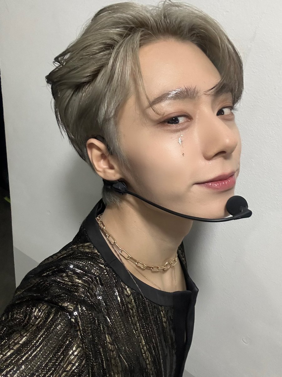 official_ONEUS's tweet photo. [#환웅]
이제 시작이다아ㅏ🖤 https://t.co/AwHUd1kQgD