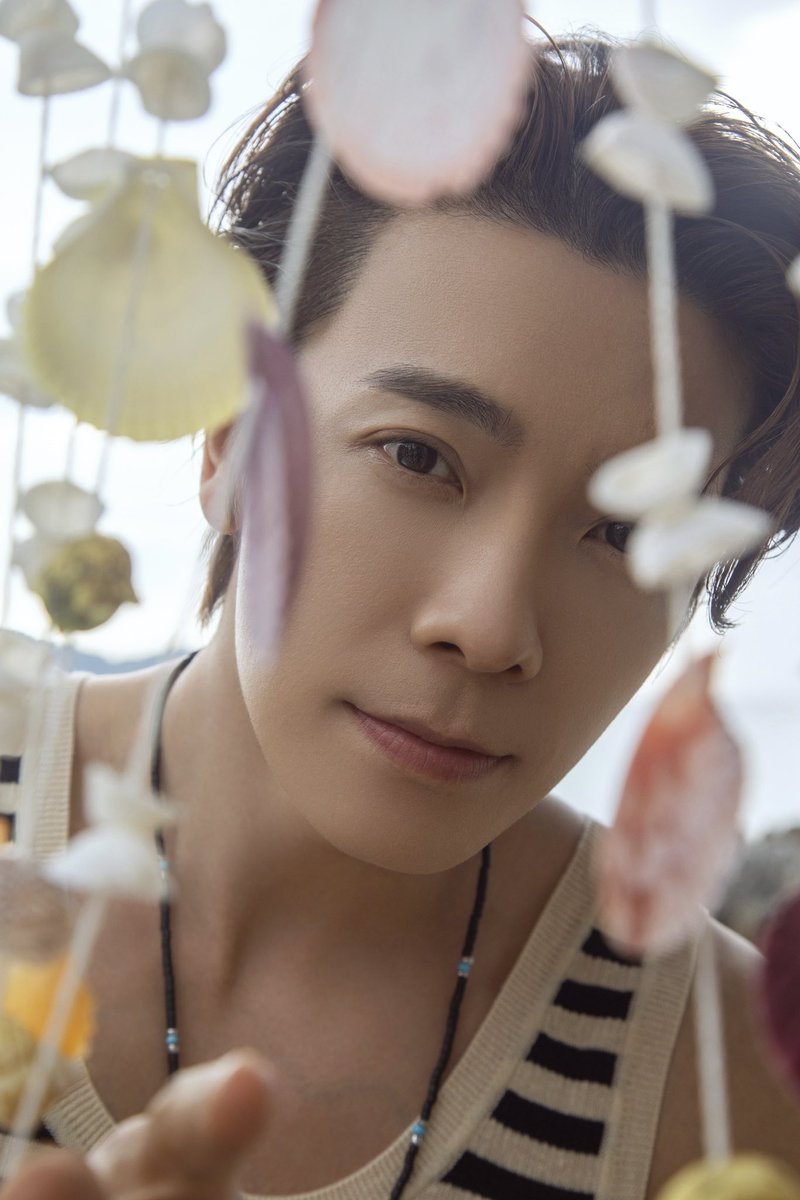 withfansyizhiyu's tweet photo. 【#一直娱 独家合作】#SUPERJUNIOR #李东海 #DONGHAE 
《DongHae’s Vacation》今日已在一直娱app上线，一键开启和东海一样惬意的浪漫假期吧！更多预售福利活动也请大家多多期待！ https://t.co/2yk9icAu73