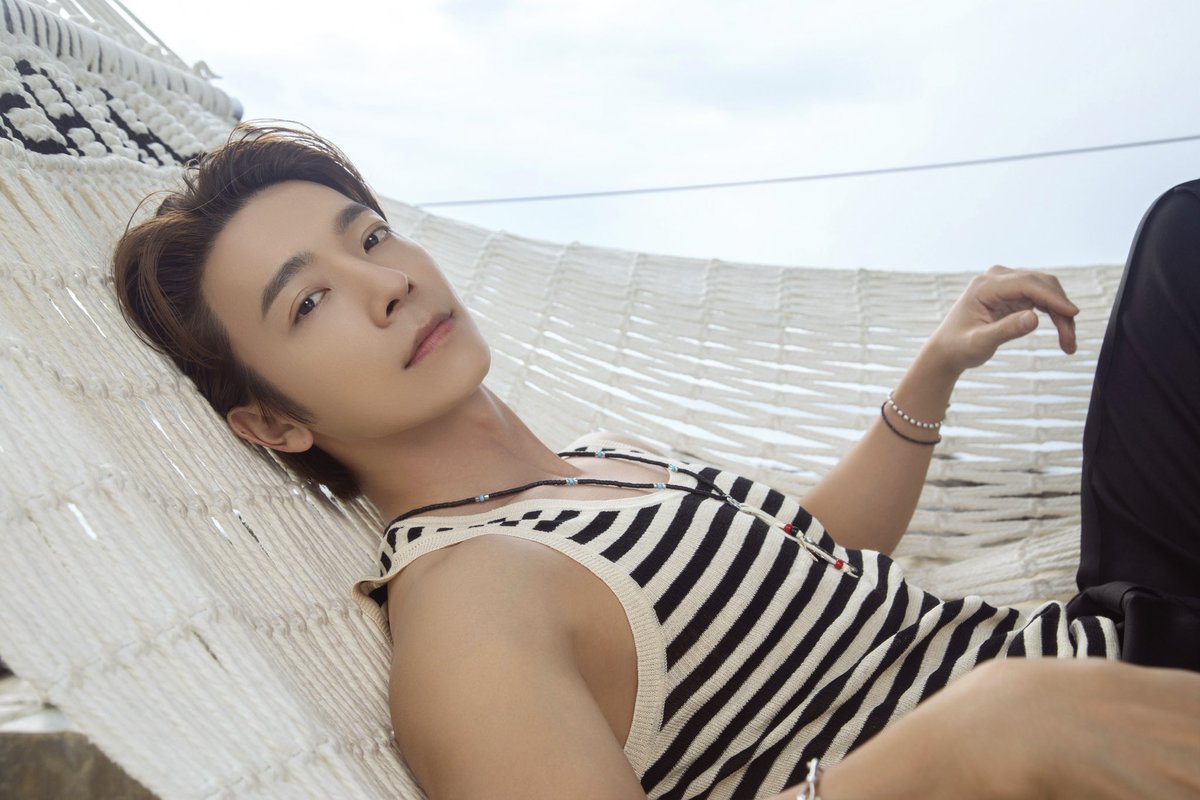 withfansyizhiyu's tweet photo. 【#一直娱 独家合作】#SUPERJUNIOR #李东海 #DONGHAE 
《DongHae’s Vacation》今日已在一直娱app上线，一键开启和东海一样惬意的浪漫假期吧！更多预售福利活动也请大家多多期待！ https://t.co/2yk9icAu73