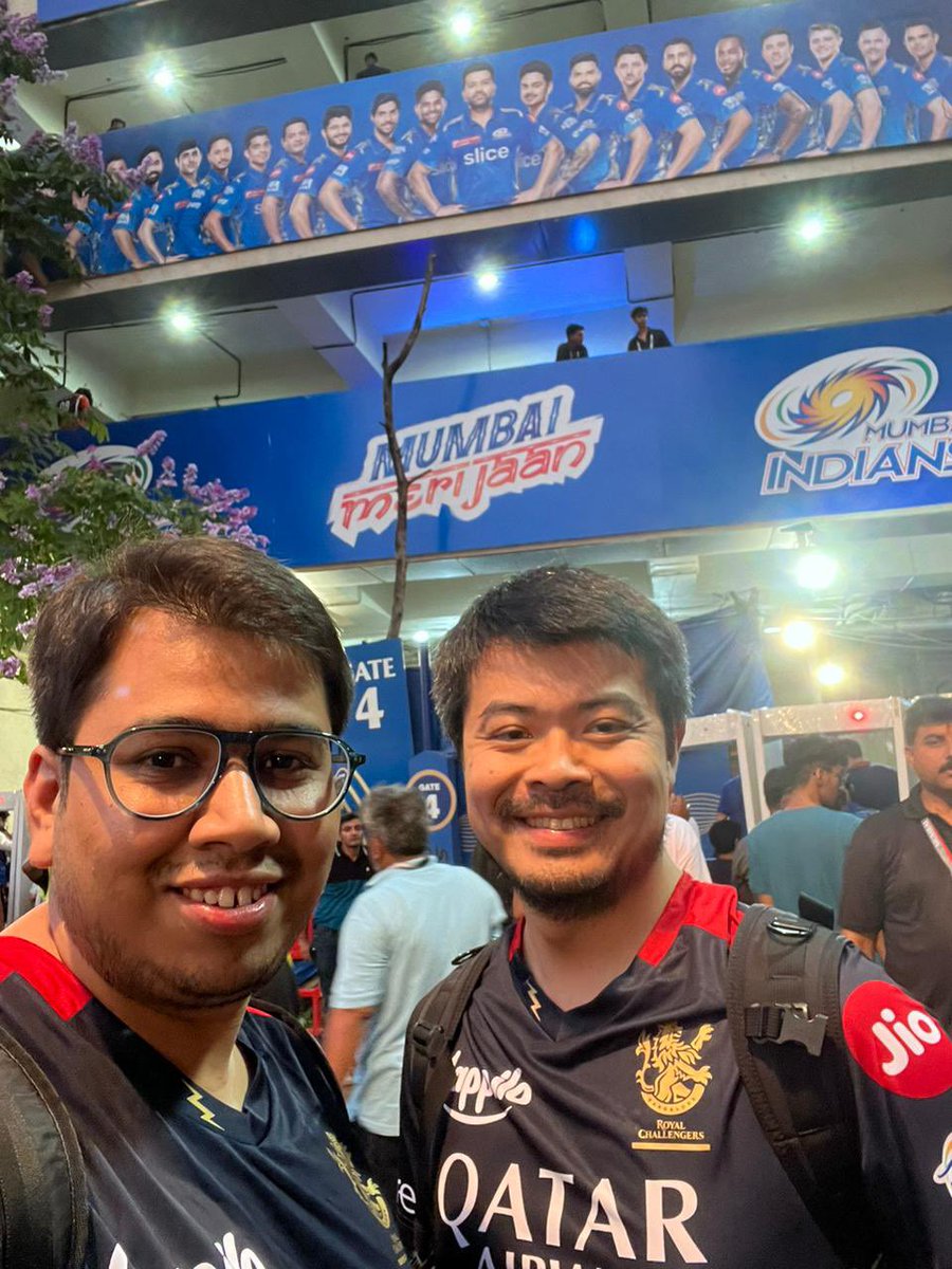 nao_IFI's tweet photo. El Clasico in India! 
昨晩はムンバイ対バンガロールの伝統の一戦。しかも、今回は負けたらセミファイナルからノックアウトされる重要な一戦。50,000人収容のスタジアムが満員で歓声に揺れるのは素晴らしく、クリケットがインドの国民的スポーツなのがビリビリ伝わる。バンガロール負けちゃって残念だったけど、生Virat Kohliはホントに大スターだった。