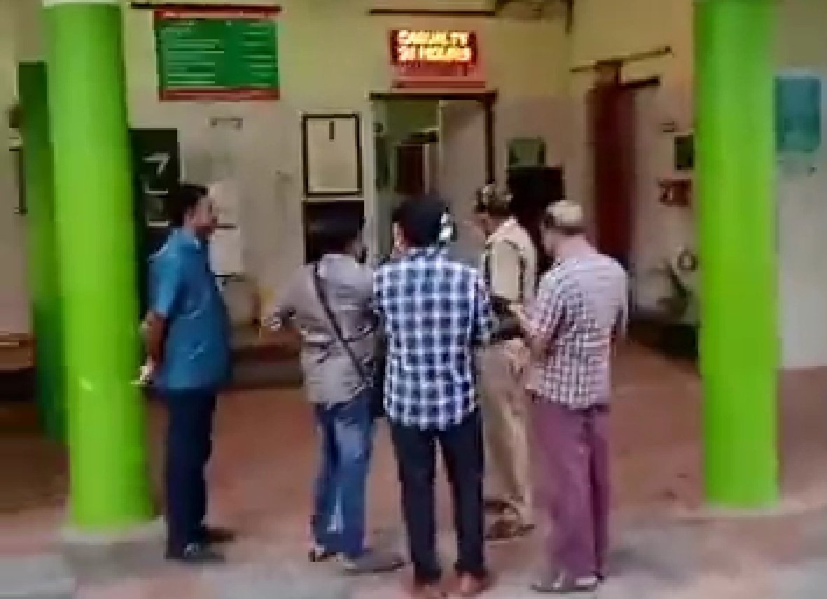 Indian Doctor🇮🇳 (@indian__doctor) on Twitter photo #KeralaStory
Female Doctor brtual killed by crminal patient
Dr Vandana
Duty house surgeon
Taluk hospital kottarakara
Brutally attacked by criminal patient who brought by police for dressing his leg injuries
<a href="/mansukhmandviya/">Dr Mansukh Mandaviya</a> <a href="/CMOKerala/">CMO Kerala</a> <a href="/PMOIndia/">PMO India</a> <a href="/AmitShah/">Amit Shah</a> <a href="/PTI_News/">Press Trust of India</a> <a href="/htTweets/">Hindustan Times</a> #KeralaStory
Female Doctor brtual killed by crminal patient
Dr Vandana
Duty house surgeon
Taluk hospital kottarakara
Brutally attacked by criminal patient who brought by police for dressing his leg injuries
<a href="/mansukhmandviya/">Dr Mansukh Mandaviya</a> <a href="/CMOKerala/">CMO Kerala</a> <a href="/PMOIndia/">PMO India</a> <a href="/AmitShah/">Amit Shah</a> <a href="/PTI_News/">Press Trust of India</a> <a href="/htTweets/">Hindustan Times</a>