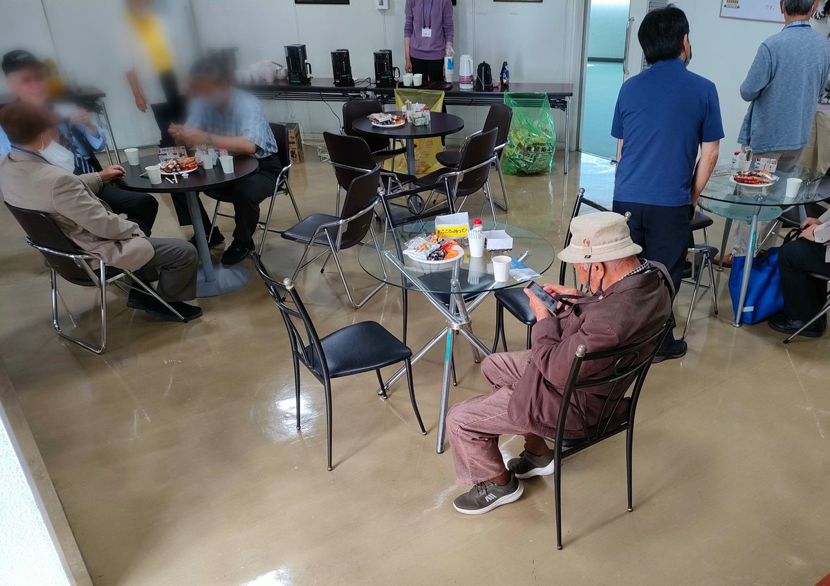 watabe138's tweet photo. 新型コロナの影響で2020年を最後に休止していた「向山ふれあいサロン」が、ついに今日から復帰しました。

長いこと待ちわびたのか、ほんとうに多くの方で大盛況でした。

認知症予防に効果あると噂の麻雀クラブも再開しましたが、まず最初に行ったのが牌の点検。４年ぶりならでは。 https://t.co/821XZHRHtt